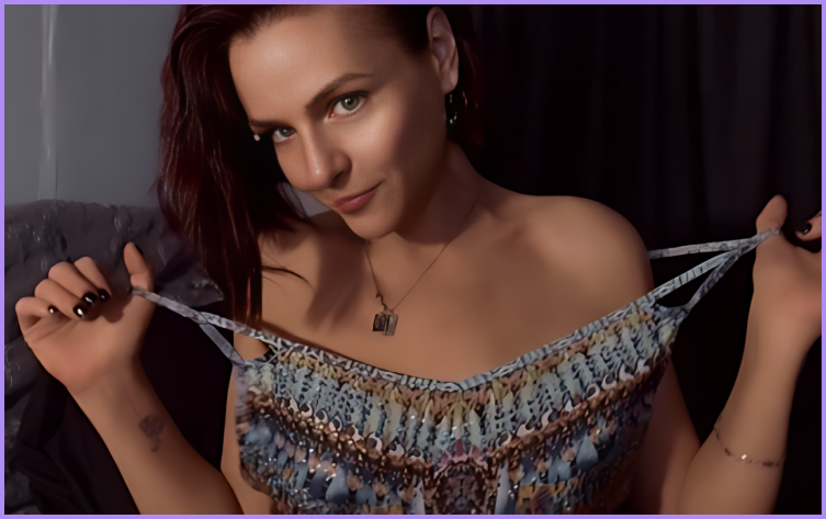 cfnm camgirl braless and l smiling on Discord in a turquoise tank top